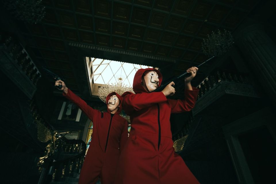 14 Potret Pre-wedding Unik dengan Tema Serial 'Money Heist'. Keren Total, Mirip Adegan Aslinya!