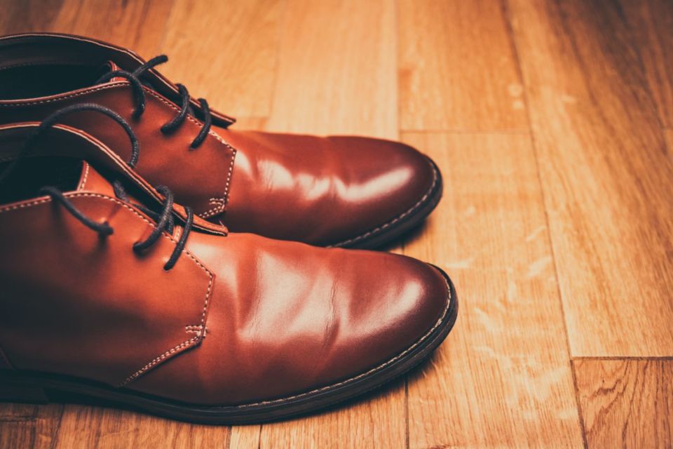 7 Tips Merawat Sepatu Kulit Agar Tak Cepat Mengelupas. Awet Tahunan Berkat Gumpalan Kertas