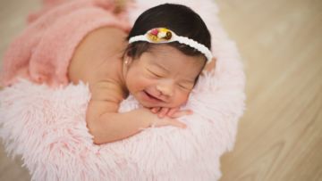 Kenapa Ya Bayi Bisa Tersenyum Saat Tidur? Simak Fakta dan Penjelasan Medisnya!
