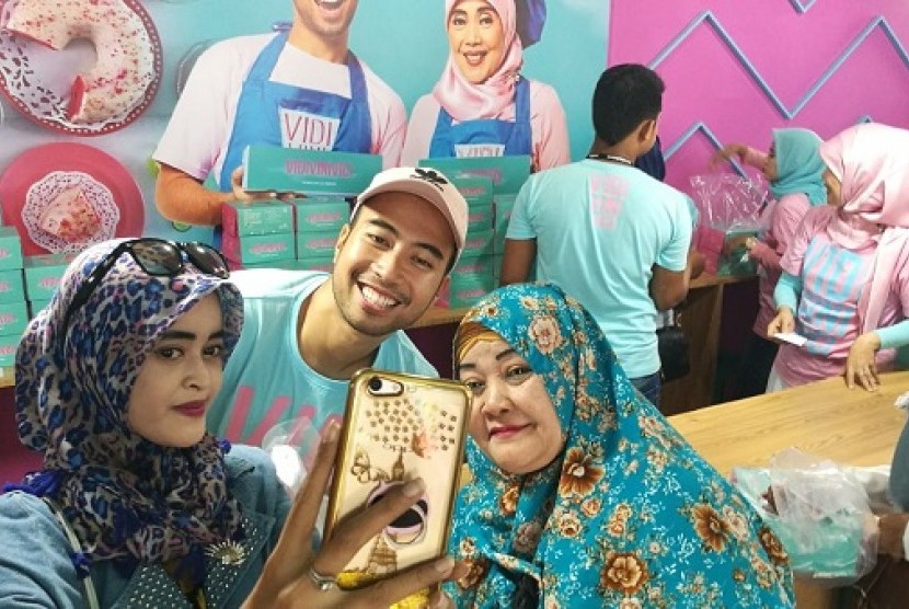 Meskipun Bukan Koki, 9 Artis Cowok ini Ternyata Jago Masak, lo!