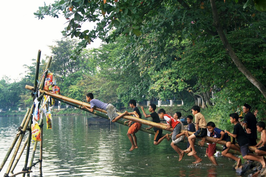 Lomba panjat pinang
