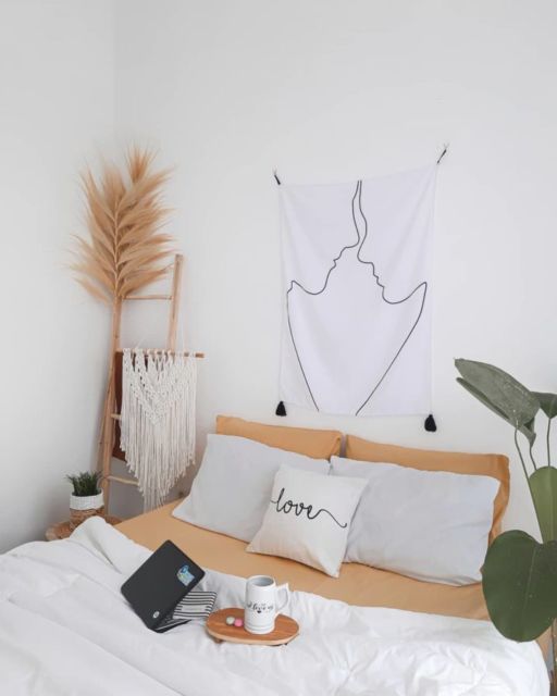 7 Dekorasi Dinding Kamar Tidur yang Nggak Perlu Bikin Baru. Seringnya Pakai DIY Susah Ditiru