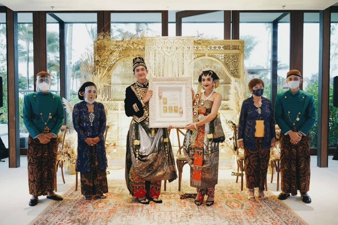 Akhirnya Pamer Cincin Nikah, ini Sederet Fakta Pernikahan Adipati Dolken dan Canti Tachril