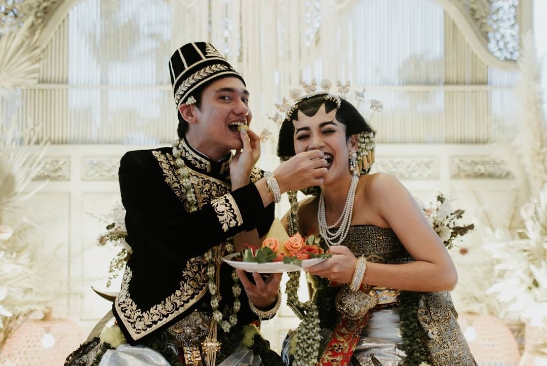 Akhirnya Pamer Cincin Nikah, ini Sederet Fakta Pernikahan Adipati Dolken dan Canti Tachril