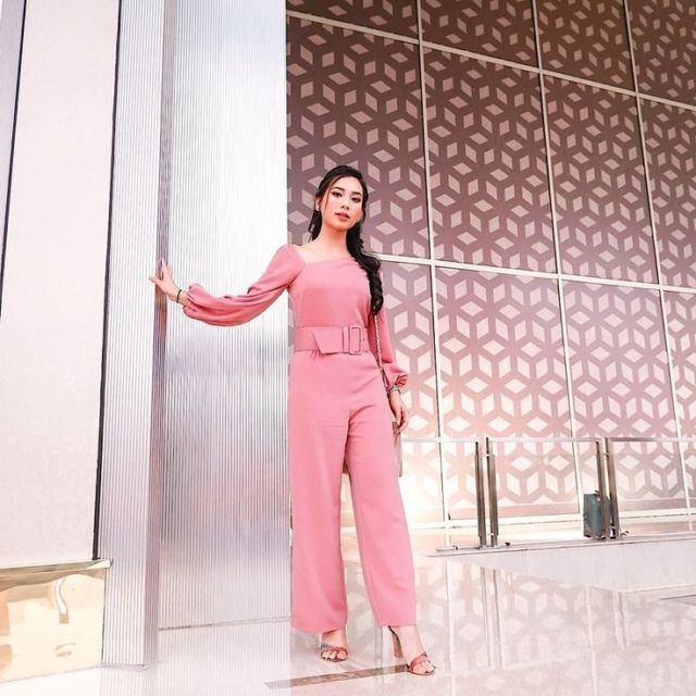 Feminin dan Nggak Norak, Ini 5 Trik Tampil Cantik dengan Busana Bernuansa Pink!