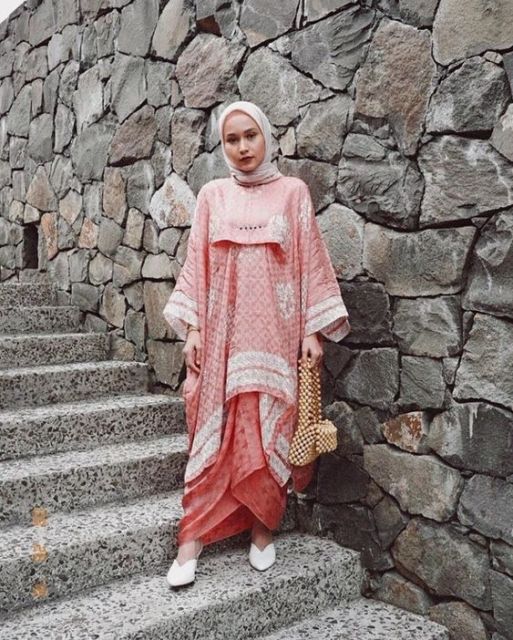 Ingin Tampil Lebih Elegan? Coba Deh Pakai 9 Setelan Batik yang Langka nan Cantik Ini!