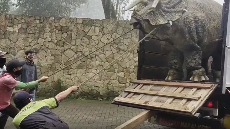Kemunculan Dinosaurus di Magetan Bikin Warganet Heboh. Bentuknya Natural Banget Kayak di Film-Film