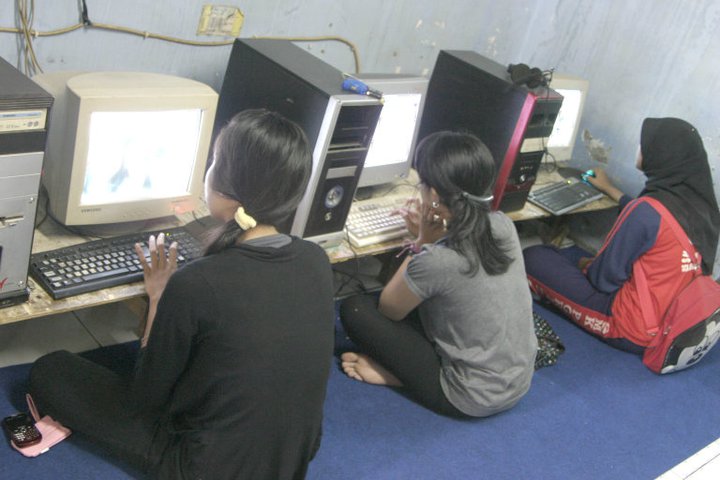 5 Hal Konyol dan Ngeselin yang Dirasakan Anak Warnet Generasi Awal. Pernah Gini juga Nggak?