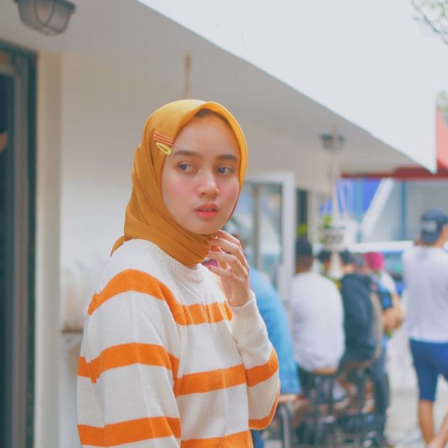 8 Trik Agar Hijab Selalu 'Stay' Alias Nggak Melorot Lagi. Kurang Kuat Kalau Cuma Pakai Peniti