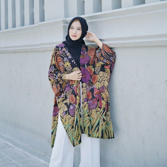 9 Kombinasi Sempurna Celana Kulot dan Atasan Batik; Santun, Berkelas dan Cantik!
