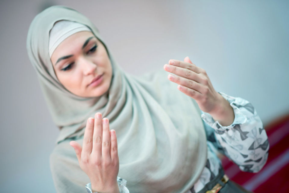 8 Trik Agar Hijab Selalu 'Stay' Alias Nggak Melorot Lagi. Kurang Kuat Kalau Cuma Pakai Peniti