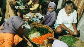 Pura-Pura Cari Emak di Rumah Orang Nikahan Adalah Cara Bocah Dapat Makanan Enak Gratisan. Cerdik!