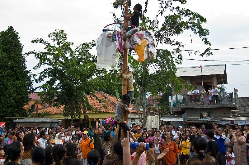 Lomba panjat pinang