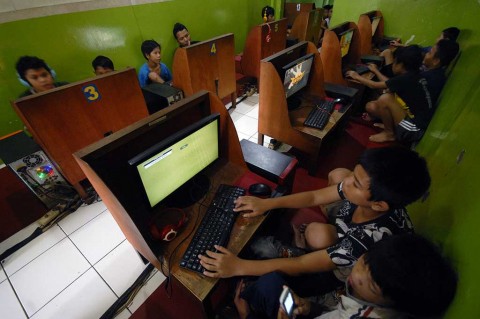 5 Hal Konyol dan Ngeselin yang Dirasakan Anak Warnet Generasi Awal. Pernah Gini juga Nggak?