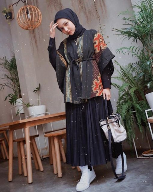 9 Kombinasi Sempurna Celana Kulot dan Atasan Batik; Santun, Berkelas dan Cantik!