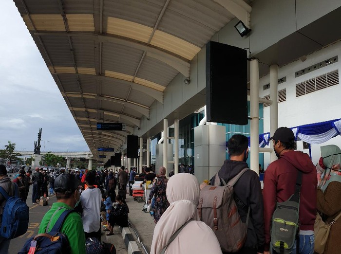 Antrean Panjang Rapid Test Antigen di Bandara Soetta Capai 25 Meter. Timbulkan Kekhawatiran 8 Antrean Panjang Rapid Test Antigen di Bandara Soetta Capai 25 Meter. Timbulkan Kekhawatiran