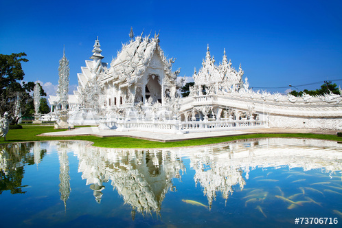 Wat Rong Khun Si Putih nan Megah dan Penuh Misteri, Membuat Para Traveller Terpesona Akan Keindahan Arsitekturnya!
