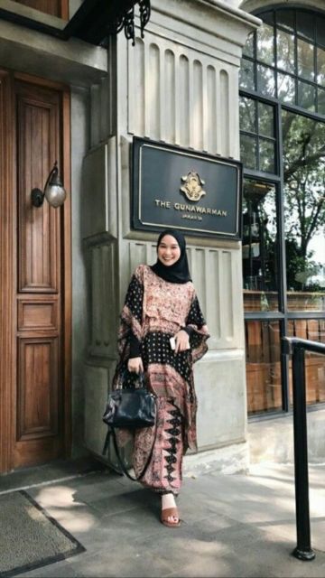Ingin Tampil Lebih Elegan? Coba Deh Pakai 9 Setelan Batik yang Langka nan Cantik Ini!