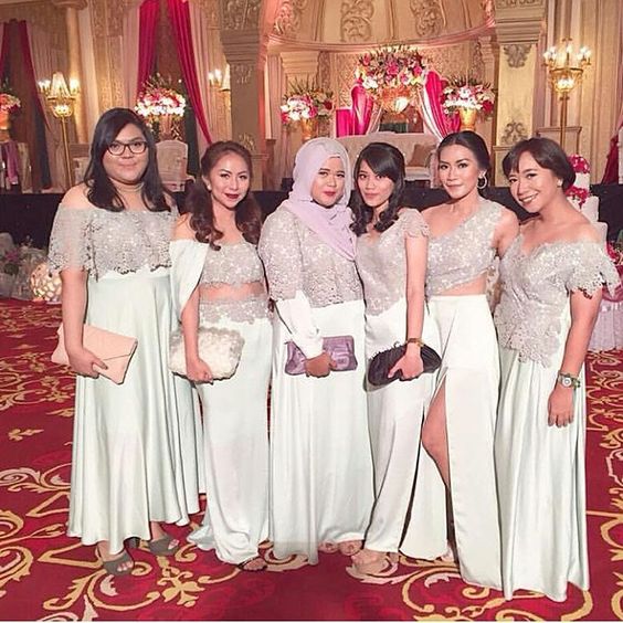 8 Model Kebaya yang Cocok Dipakai Buat Acara Malam Hari. Pilihan Warnanya Elegan!