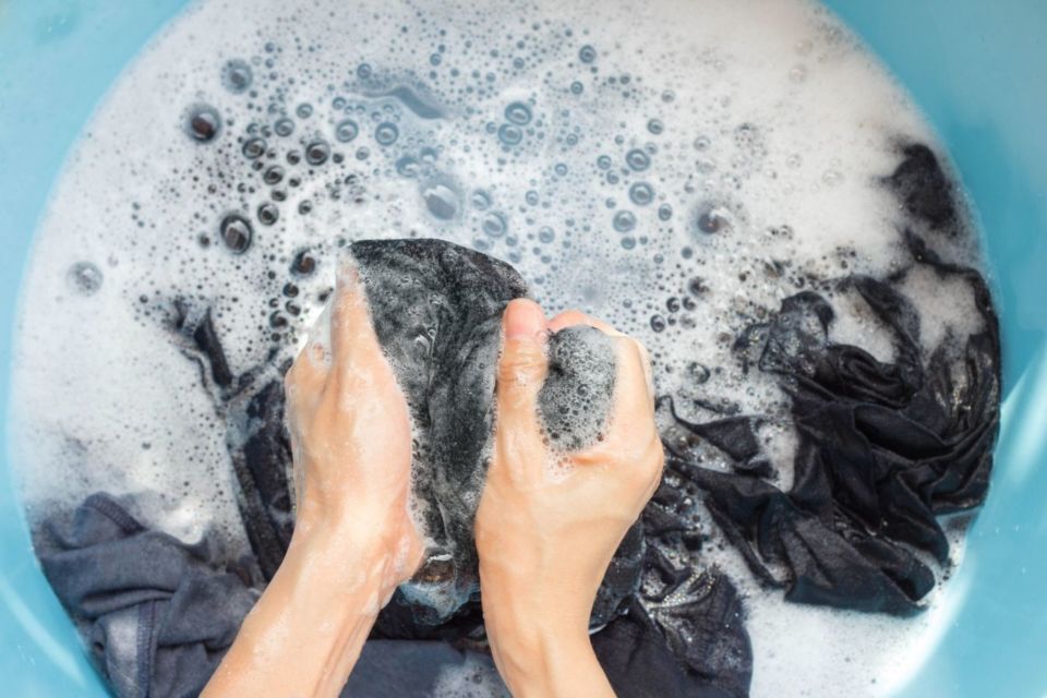 7 Kebiasaan Cuek yang Bikin Pakaian Dalam Cepat Melar. Belum Apa-Apa Udah Rombeng Semua