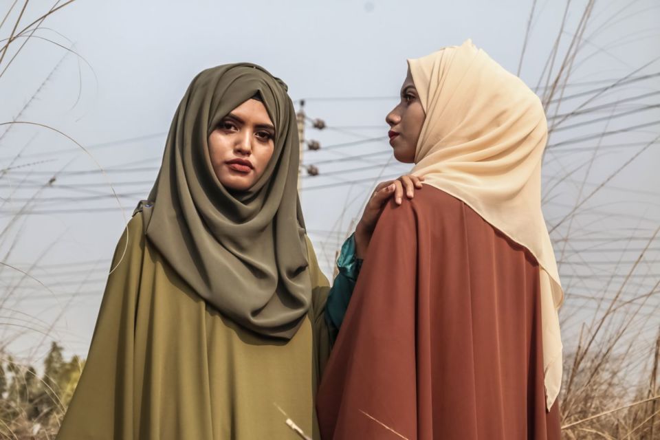 8 Trik Agar Hijab Selalu 'Stay' Alias Nggak Melorot Lagi. Kurang Kuat Kalau Cuma Pakai Peniti
