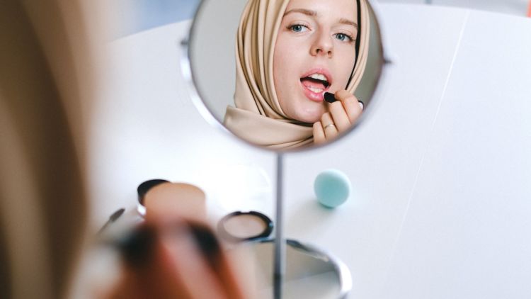 5 Karakter Penyuka Lipstik Berwarna Nude yang Nggak Terelakan; Orangnya Baik, Katanya
