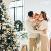 5 Manfaat Asyik Menghias Pohon Natal Bersama si Kecil. Yuk Ukir Memori Bahagia Bersamanya~