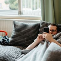 Teruntuk Kamu yang Suka Main Gadget Sampai Tertidu, Yuk Hindari Pemakaiannya Sebelum Tidur!