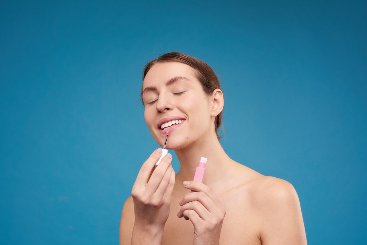 5 Karakter Penyuka Lipstik Berwarna Nude yang Nggak Terelakan; Orangnya Baik, Katanya 11 5 Karakter Penyuka Lipstik Berwarna Nude yang Nggak Terelakan; Orangnya Baik, Katanya