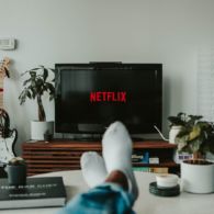 10 Film dan Drama Original Netflix yang Bisa Temani Tahun Barumu. Bisa Sambil Santai Bareng Keluarga