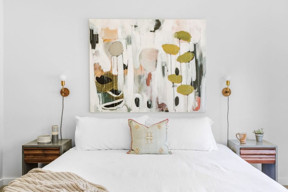 7 Dekorasi Dinding Kamar Tidur yang Nggak Perlu Bikin Baru. Seringnya Pakai DIY Susah Ditiru