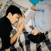 14 Potret Pre-wedding dengan Konsep Drama Korea Legendaris “Reply 1988”. Mirip Banget!