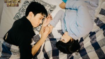 14 Potret Pre-wedding dengan Konsep Drama Korea Legendaris “Reply 1988”. Mirip Banget!