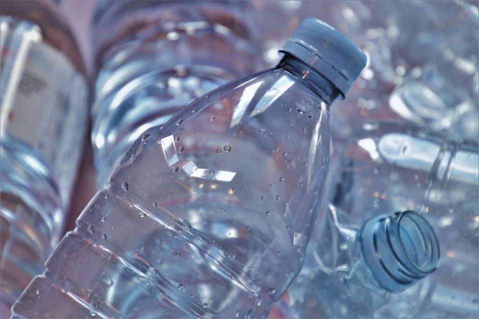 Kenali 6 Jenis Bahan Botol Minuman Selain Plastik, Termasuk yang Aman Dipakai Berkali-kali