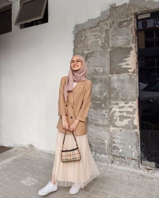 Penasaran Gimana Cara Buat Tampil Feminin tapi Tetap Rapi? Simak Trik Berikut Ini!