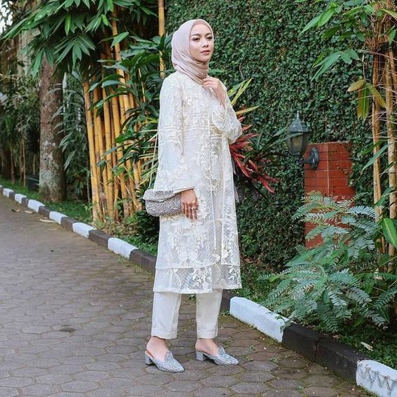 9 Kebaya Putih Tradisional Namun Dikemas Modern; Referensi Pas Buatmu yang Simpel!