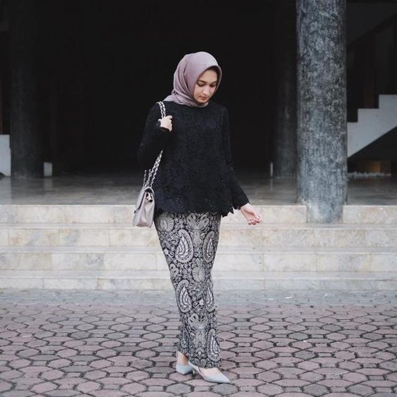 5 Referensi Kebaya Hijab Berwarna Hitam di 2021. Desainnya Langka, Tampilannya Sempurna!