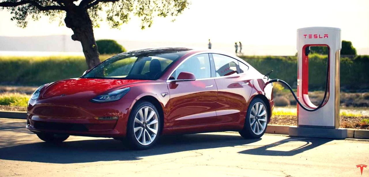 5 Hal Konyol yang Mungkin Bakal Terjadi Kalau Mobil Tesla Booming di Indonesia. Udah Siap?