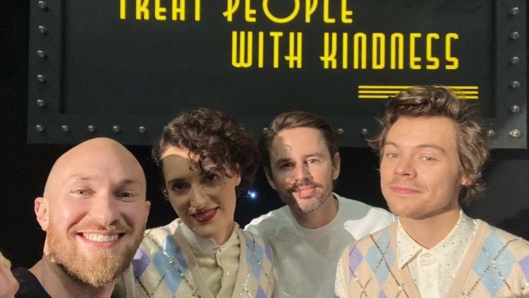 Harry Styles, Kejutkan Fans Nari di Video Clip Ternyata Gini Ceriat Dibalik Treat People With Kindness