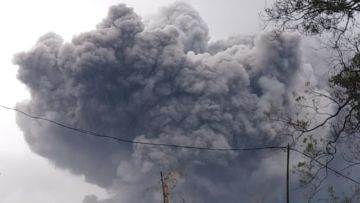 Gunung Semeru Erupsi, Luncurkan Awan Panas Sejauh 4,5 Kilometer Disertai Asap Tebal