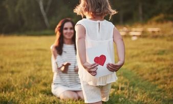 Memanfaatkan Lingkungan Sekitar, Ini 9 Konsep Photoshoot Ibu-Anak yang Apik!