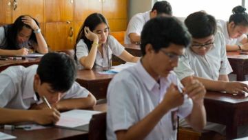 Kelakuan yang Sering Dilakukan oleh Mereka yang Duduk di Bangku Paling Belakang Zaman Sekolah