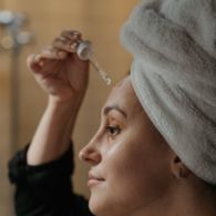 Sederet Manfaat Niacinamide untuk Wajah. Senyawa Aktif yang Sering Dijumpai di Produk Skincare