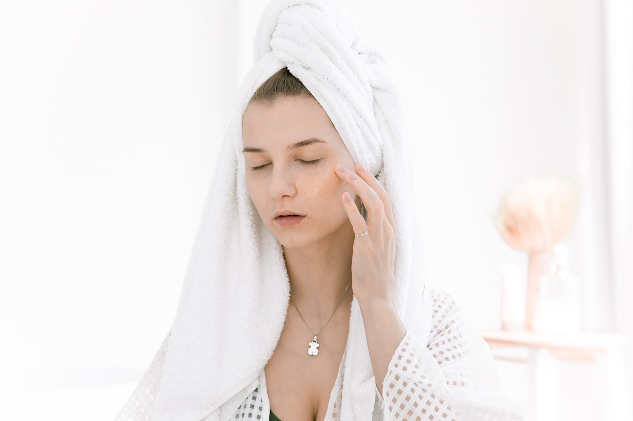 6 Pemakaian Serum yang Benar ini Sering Diabaikan. Jadi Percuma, kan?