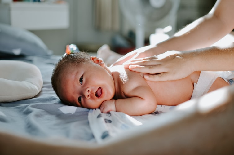 4 Etika Menjenguk Bayi yang Perlu Diperhatikan. Jangan Egois, Ya!
