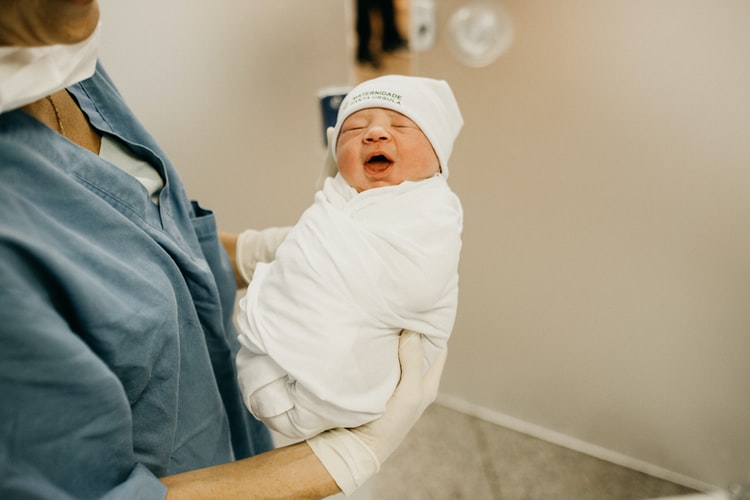 4 Etika Menjenguk Bayi yang Perlu Diperhatikan. Jangan Egois, Ya!
