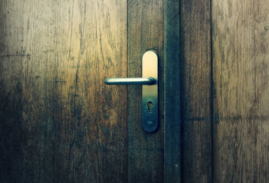 7 Cara Mengatasi Pintu Rumah yang Seret dan Berderit. Kalau Dipaksain Terus Lama-lama Berisik