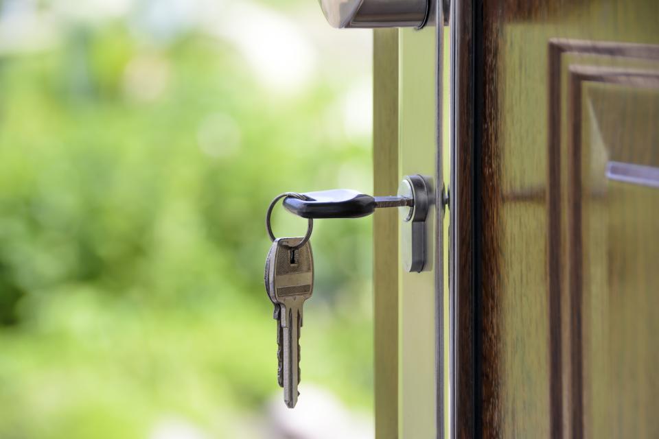 7 Cara Mengatasi Pintu Rumah yang Seret dan Berderit. Kalau Dipaksain Terus Lama-lama Berisik