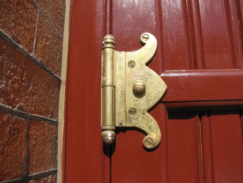 7 Cara Mengatasi Pintu Rumah yang Seret dan Berderit. Kalau Dipaksain Terus Lama-lama Berisik