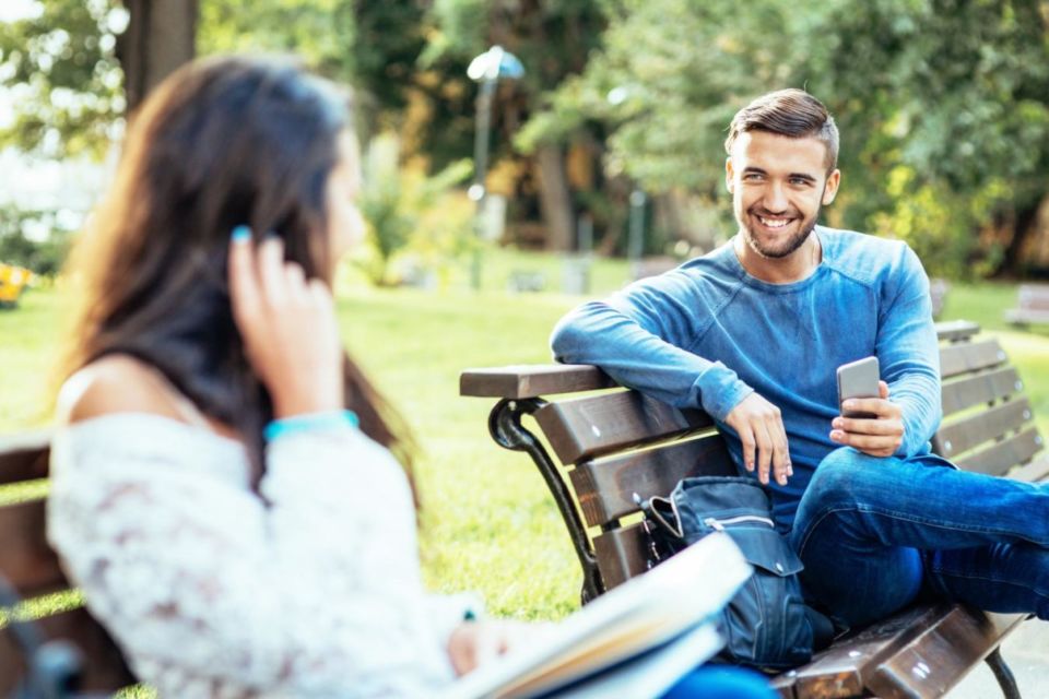 Nggak Semua Cowok yang Terlihat Akrab dengan Teman Ceweknya itu Berarti Mau Flirting!